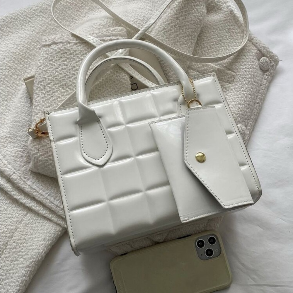 Elegant White Quilted Handbag With Wallet